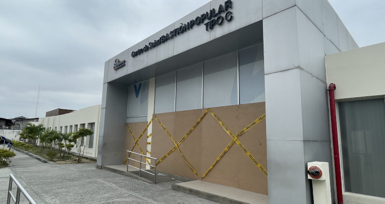La entrada principal del Centro de Salud de Bastión Popular está cerrado después de la balacera del 1 de noviembre. Guayaquil, 8 de noviembre de 2022.