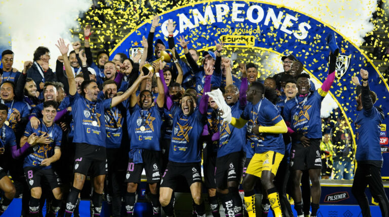 Los jugadores de Independiente festejan el campeonato de la Copa Ecuador con el trofeo alcanzado el 8 de noviembre de 2022.