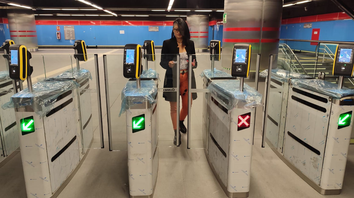 Una mujer utiliza las puertas de acceso a la estación Jipijapa, del Metro de Quito, el 9 de noviembre de 2022.