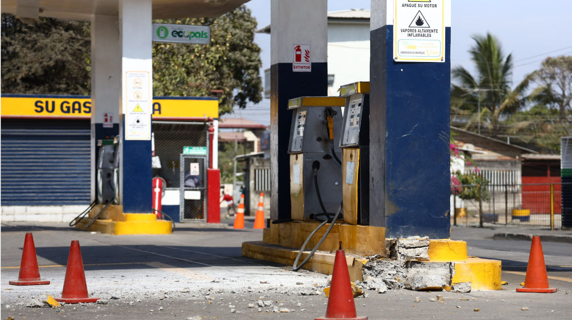 Daños en una gasolinera de Durán, en la provincia de Guayas, que fue atacada, el 3 de noviembre de 2022. 