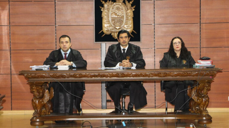 De izq. a der.: Felipe Córdova, Luis Rivera y Daniella Camacho, jueces de la Corte Nacional, durante la lectura de la sentencia de apelación del caso Singue, el 10 de noviembre de 2022.