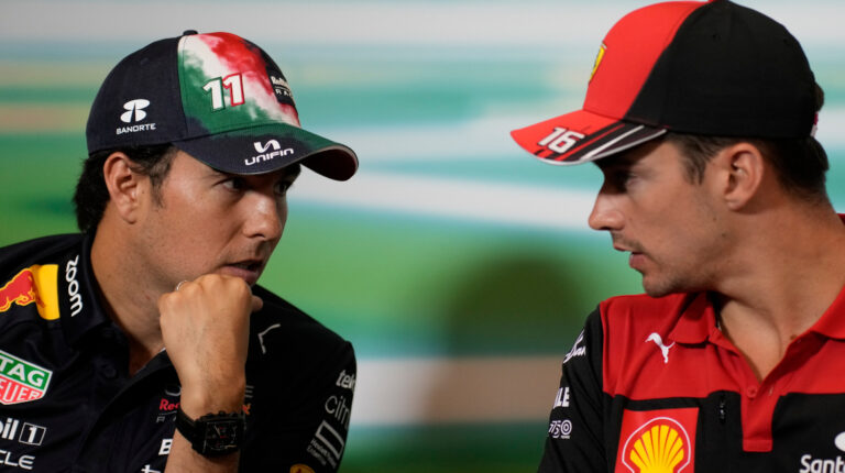 El mexicano Sergio 'Checo' Pérez, de Red Bull Racing, y el monagesco Charles Leclerc, de Ferrari, hablan durante una rueda de prensa del GP de México.