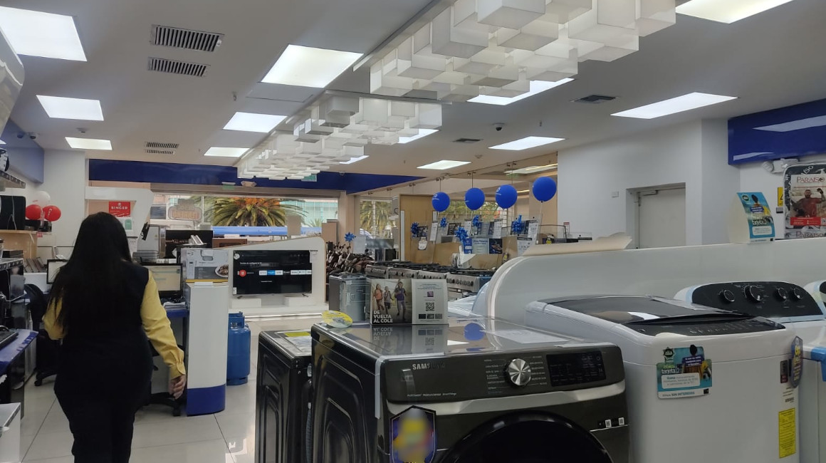 Imagen referencial de una casa comercial de electrodomésticos, en el norte de Quito el 10 de noviembre de 2022.