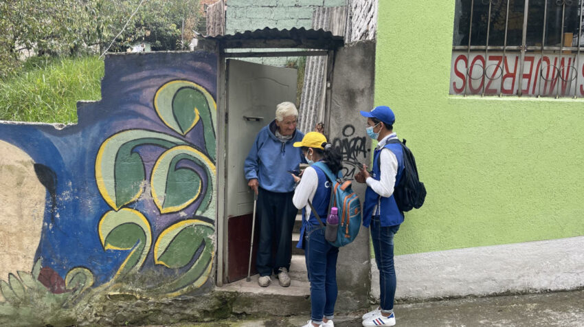 Cencista realiza el cuestionario censal a un adulto mayor en La Ferroviaria, en Quito. 