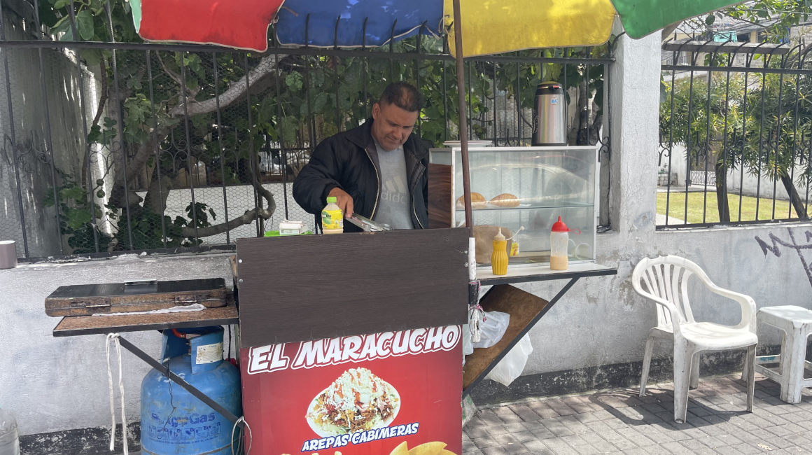 Adelis Peña prepara las empanadas en su puesto, situado en la avenida Solanda.