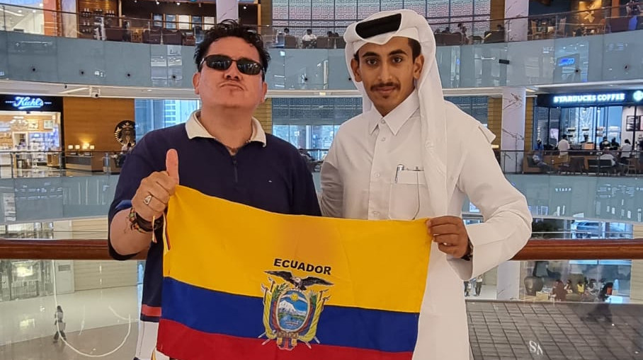 El hincha ecuatoriano Fernando Pavón (izquierda) junto a un qatarí que conoció durante su visita al país anfitrión del Mundial.