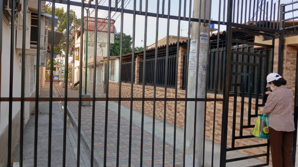 Una de las puertas peatonales que colocaron los moradores de la etapa tres de la Alborada, norte de Guayaquil, a principios de noviembre de 2022.