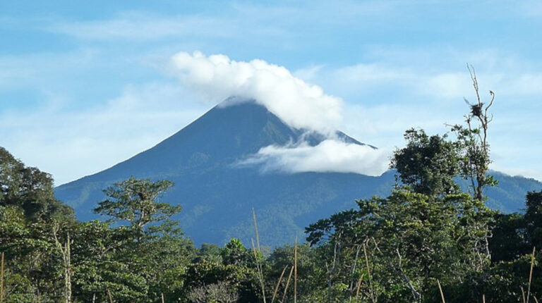 Imagen del volcán Sumaco, el 14 de junio de 2015.