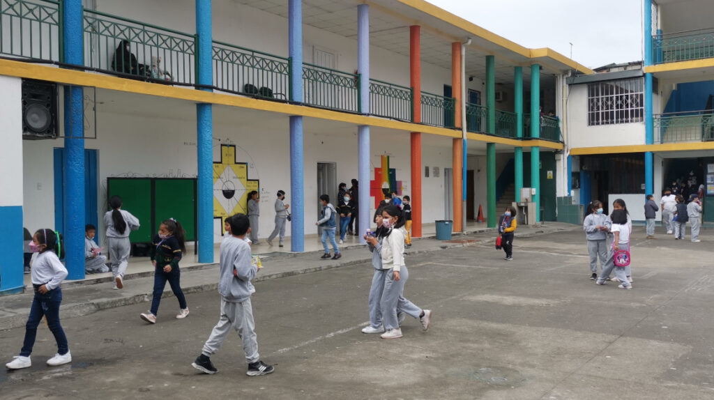 46.132 niños y jóvenes extranjeros abandonaron las aulas en Ecuador