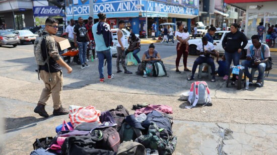 Un grupo de migrantes se prepara para salir en caravana rumbo a la frontera norte mexicana, en la ciudad de Tapachula, el 12 de noviembre de 2022.