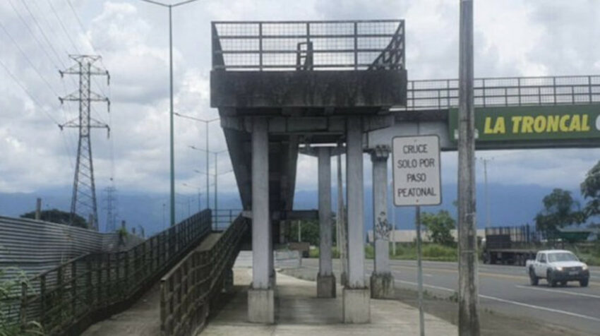 En este puente peatonal de La Troncal, en Cañar, fue colgado un cadáver el 15 de marzo de 2022.