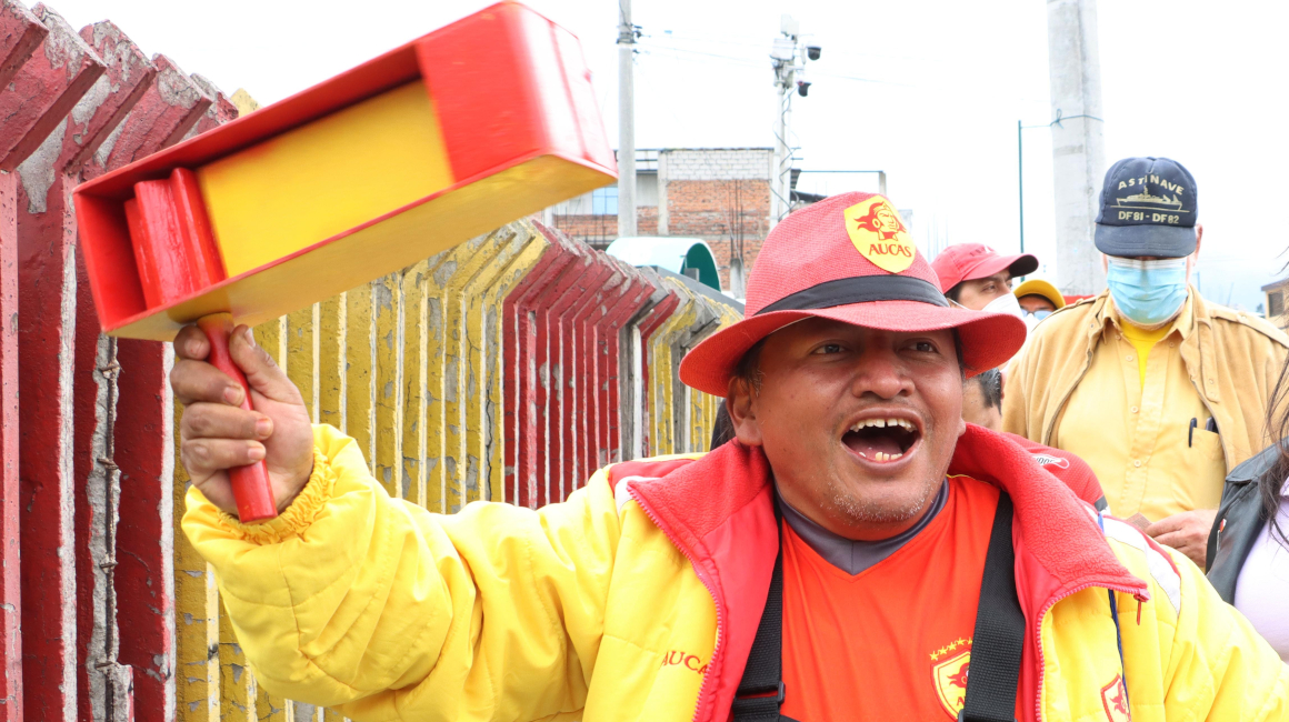 Hincha del Aucas llega al estadio Gonzalo Pozo Ripalda con su matraca.