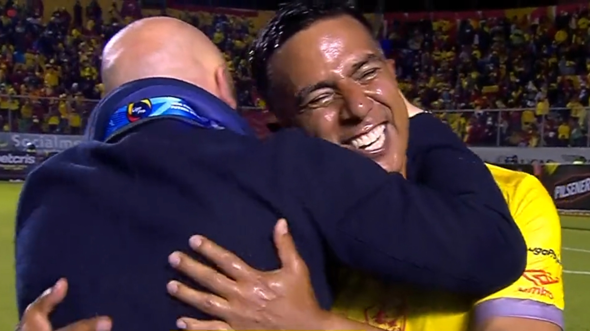 César Farías, abrazándose con Miguel Ángel Loor después de la final, el 13 de noviembre de 2022.