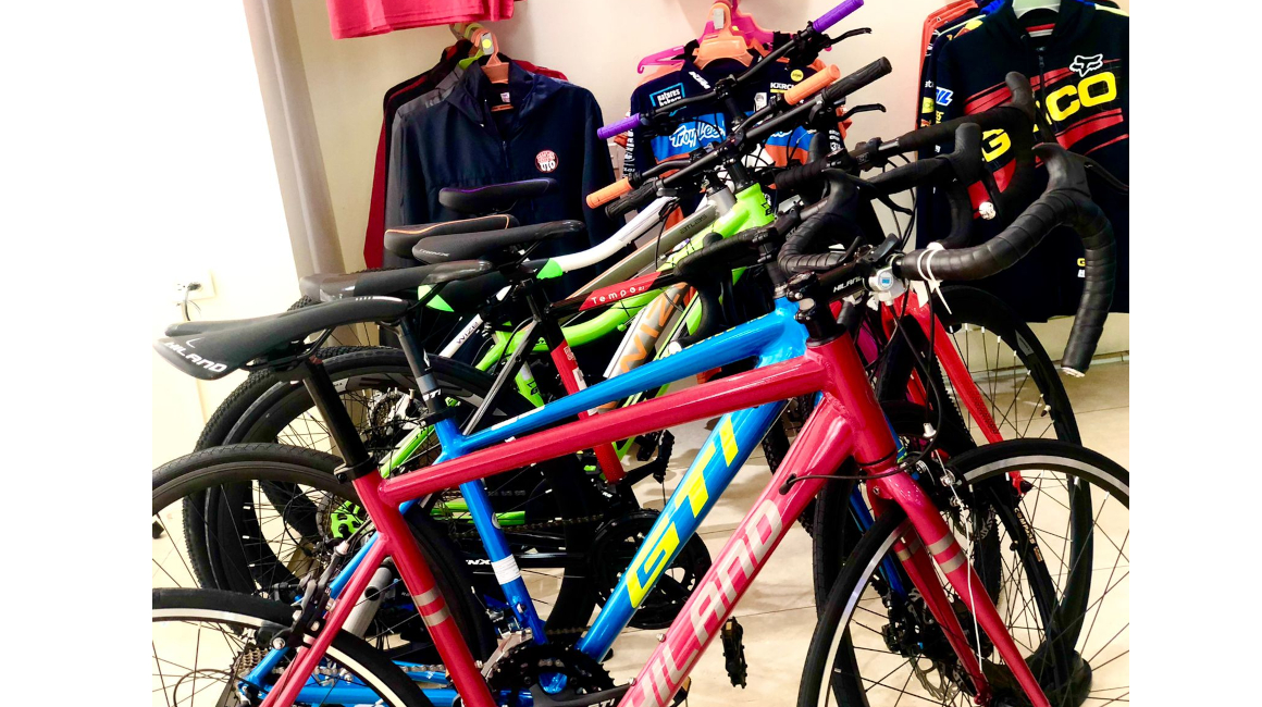 Insumos ciclísticos en una tienda de bicicletas.