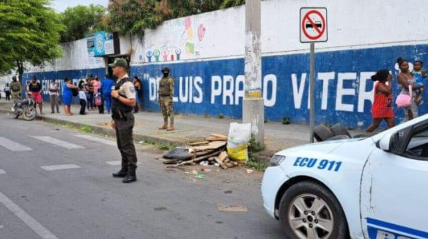 Presencia policial en los exteriores de los planteles de Esmeraldas, dentro del plan 'Escuelas Seguras', el 26 de octubre de 2022.