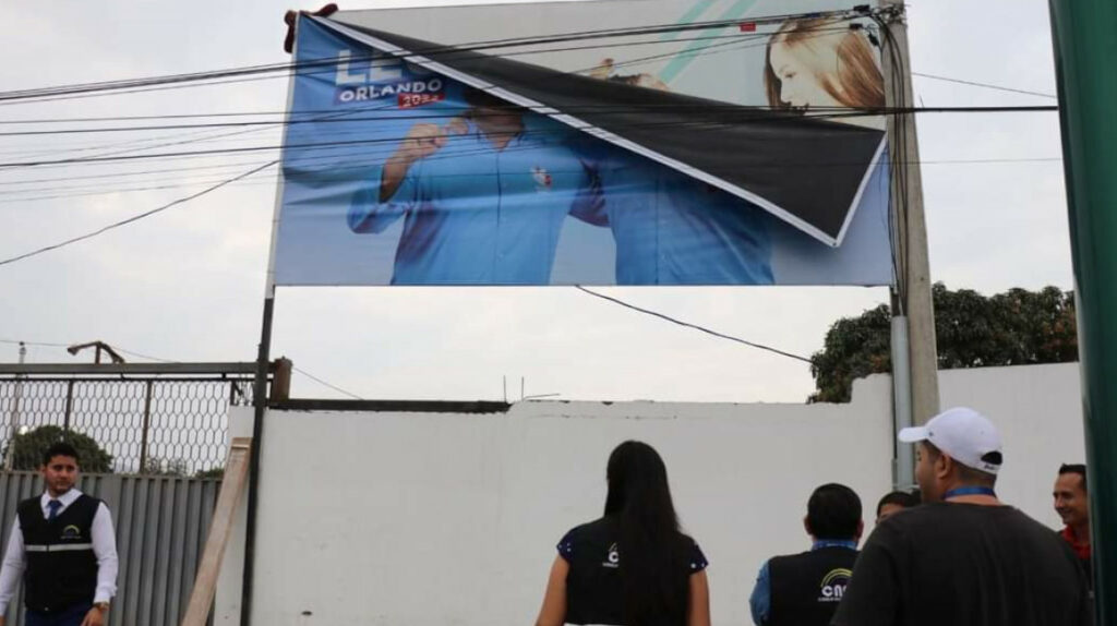 CNE retira vallas e investiga campaña anticipada en Manabí