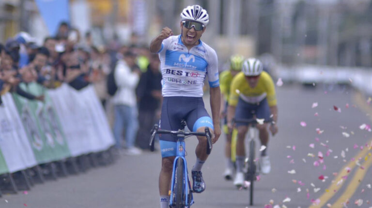 Santiago Montenegro, en la meta de la Etapa 6 de la Vuelta al Ecuador, el 17 de noviembre de 2022.