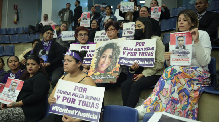 Elizabeth Otavalo (centro), madre de María Belén Bernal, durante la aprobación del informe en el Pleno de la Asamblea, este 17 de noviembre de 2022.