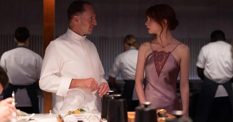 Anya Taylor-Joy y Ralph Fiennes, en una escena de 'El menú'.