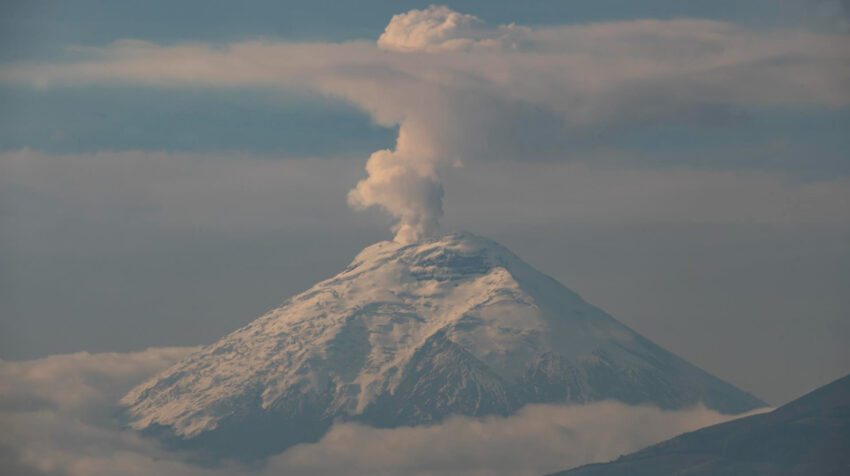 Fotografía del volcán Cotopaxi con una fumarola de vapor de agua, tomada desde Quito el 18 de noviembre de 2022.