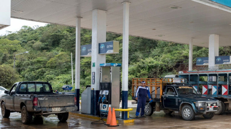 Trafigura venderá 2 millones de barriles de gasolina a Ecuador