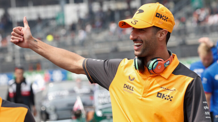 El australiano Daniel Ricciardo, de McLaren, saluda antes del Gran Premio México de la Fórmula 1.