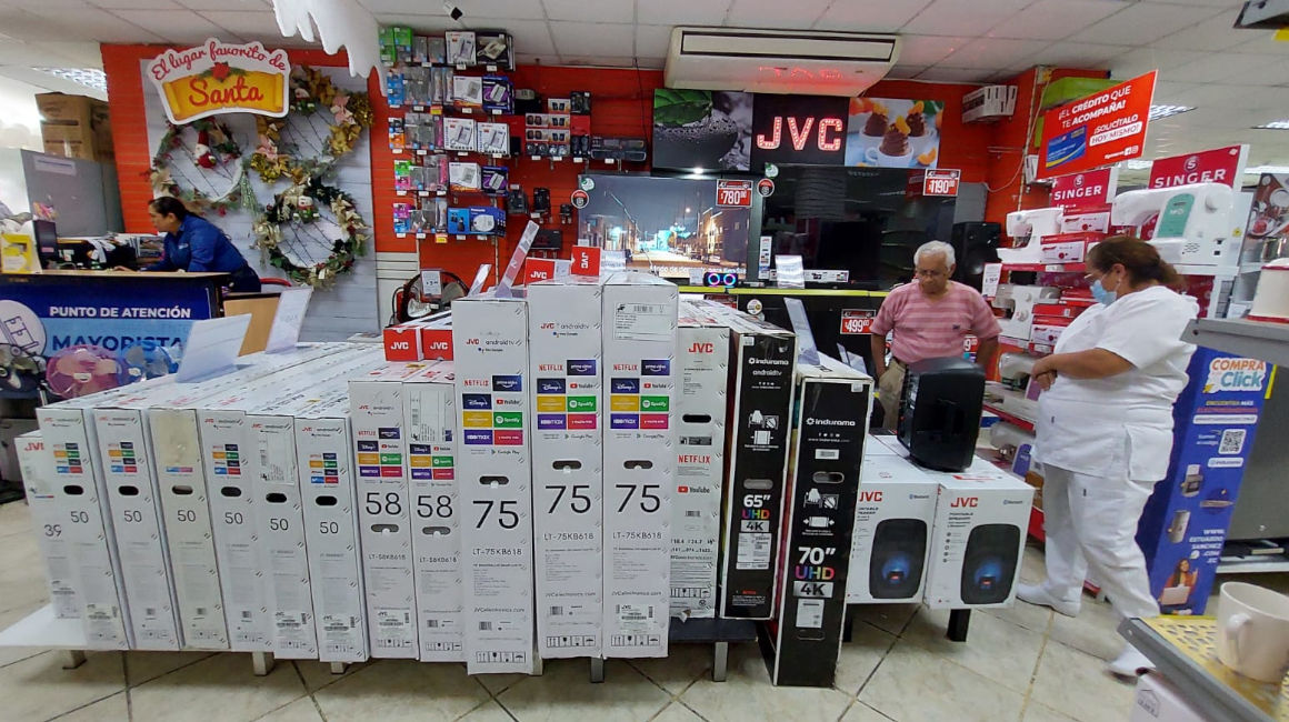 Personas compran televisores para ver el Mundial de Qatar 2022, en un local en Quito, en noviembre de 2022. 