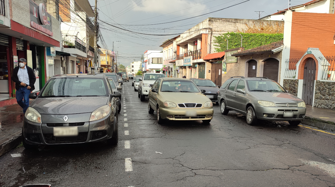 Vehículos estacionados en los dos lados de la calle Sucre, en Conocoto, el 18 de noviembre de 2022.