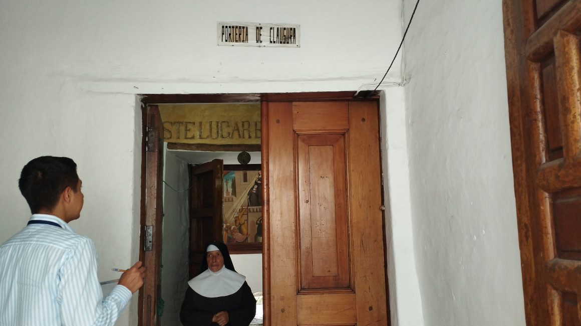 Es prohibido cruzar la portería de clausura, explica la hermana Gabriela Cuenca. 