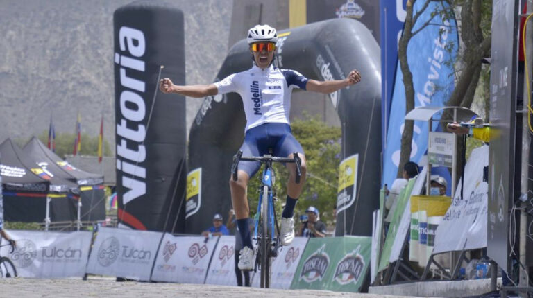 Jaime Chacón, del Team Medellín, al ganar la Etapa 7 de la Vuelta al Ecuador, el 18 de noviembre de 2022.