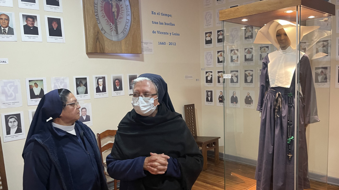 Dos monjas muestran La Sala de Recuerdo. 