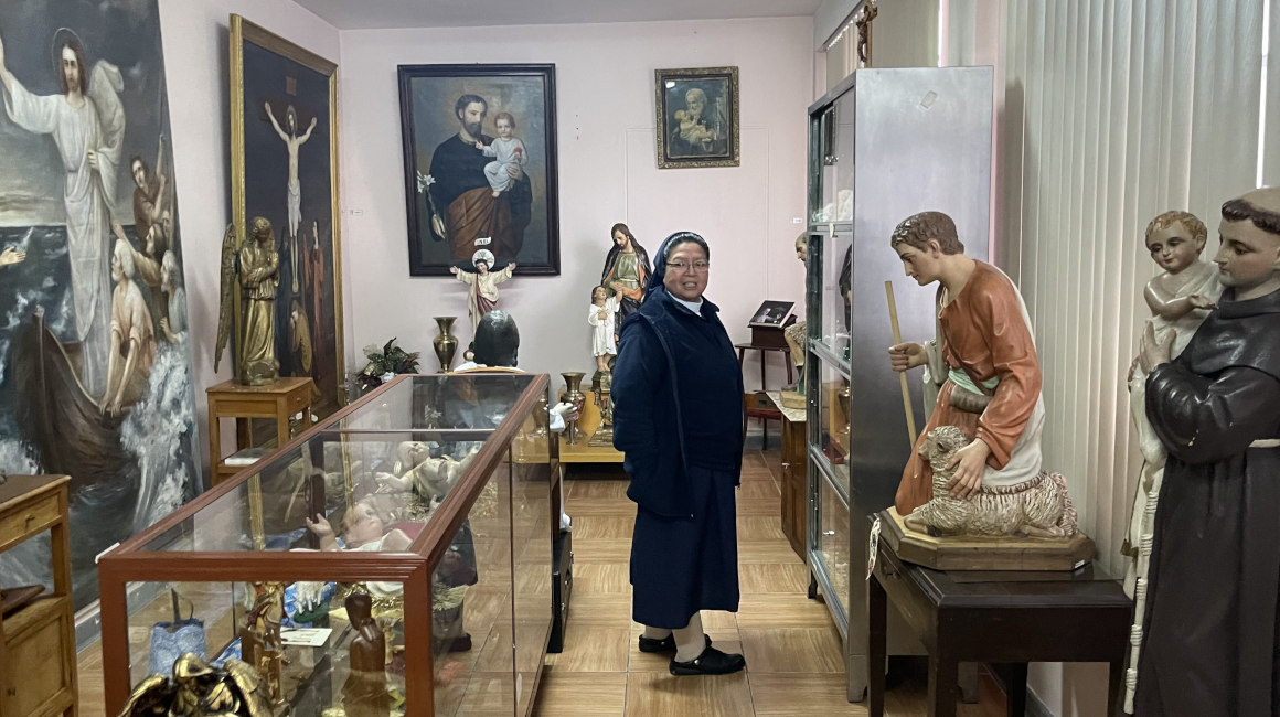 Sor Inés recorre el museo que hay en la Casa Provincial San Carlos. 