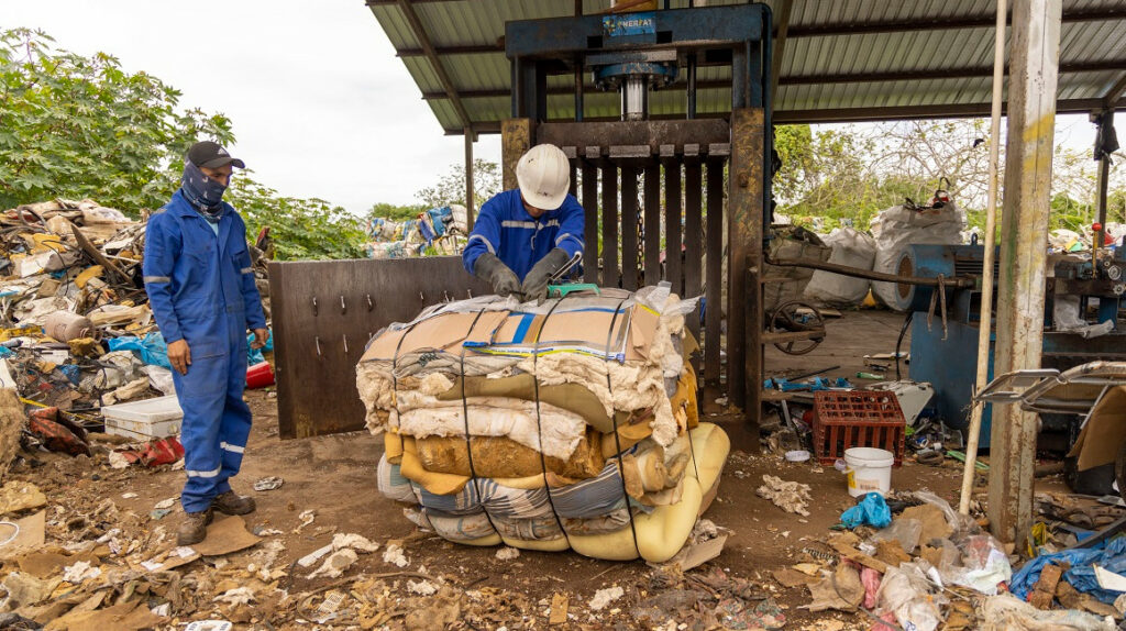 De esponjas a cemento: ya es posible reciclar un colchón en Ecuador