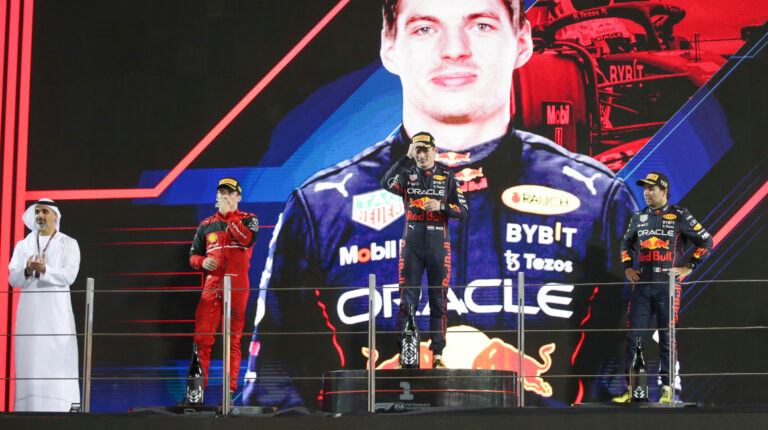 El ganador de la carrera, Max Verstappen, el segundo clasificado Charles Leclerc Y Sergio Pérez en el podio del Gran Premio Abu Dhabi, el 20 de noviembre de 2022.