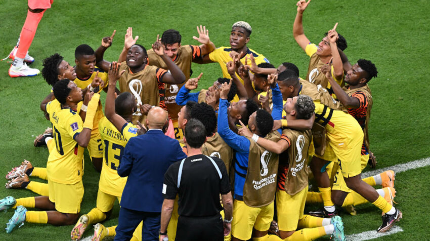 Jugadores de Ecuador festejan uno de los goles marcados a Qatar, el 20 de noviembre de 2022. 