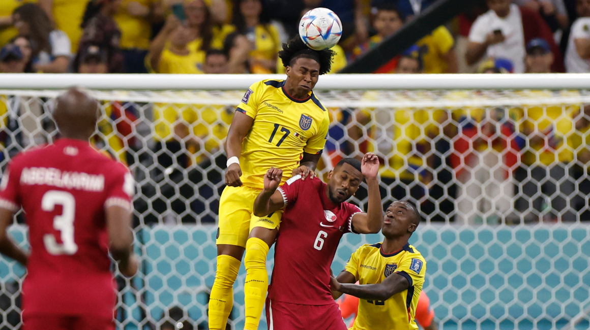 Angelo Preciado cabecea un balón en el partido ante Qatar.