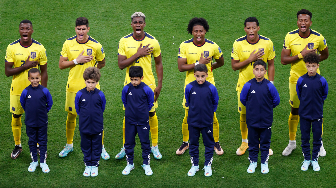 Los jugadores ecuatoriano cantan el himno nacional.