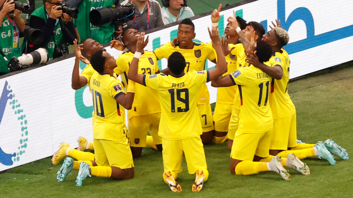 Los jugadores ecuatorianos celebran el gol ante Qatar.