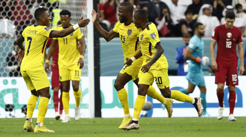 Enner Valencia festeja uno de los dos goles que le marcó a Qatar, en el primer partido del Mundial, el domingo 20 de noviembre de 2022. 