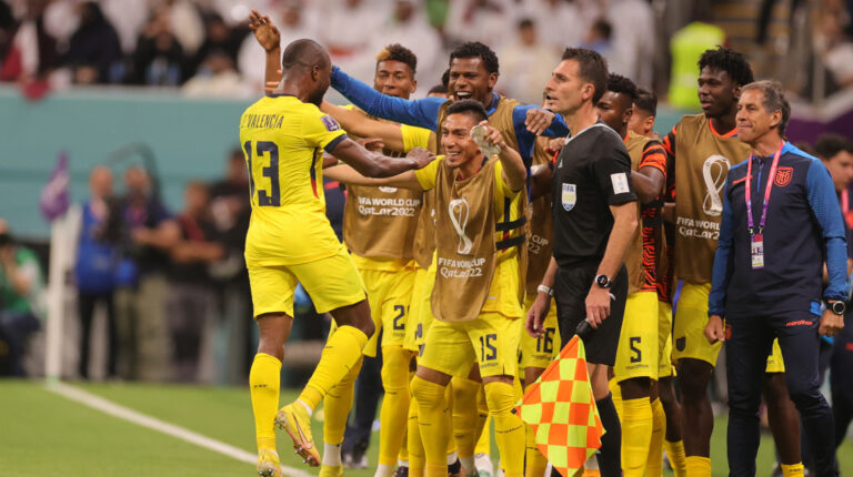Enner Valencia y sus compañeros de selección celebran uno de los goles convertidos con Ecuador, el 20 de noviembre de 2022.