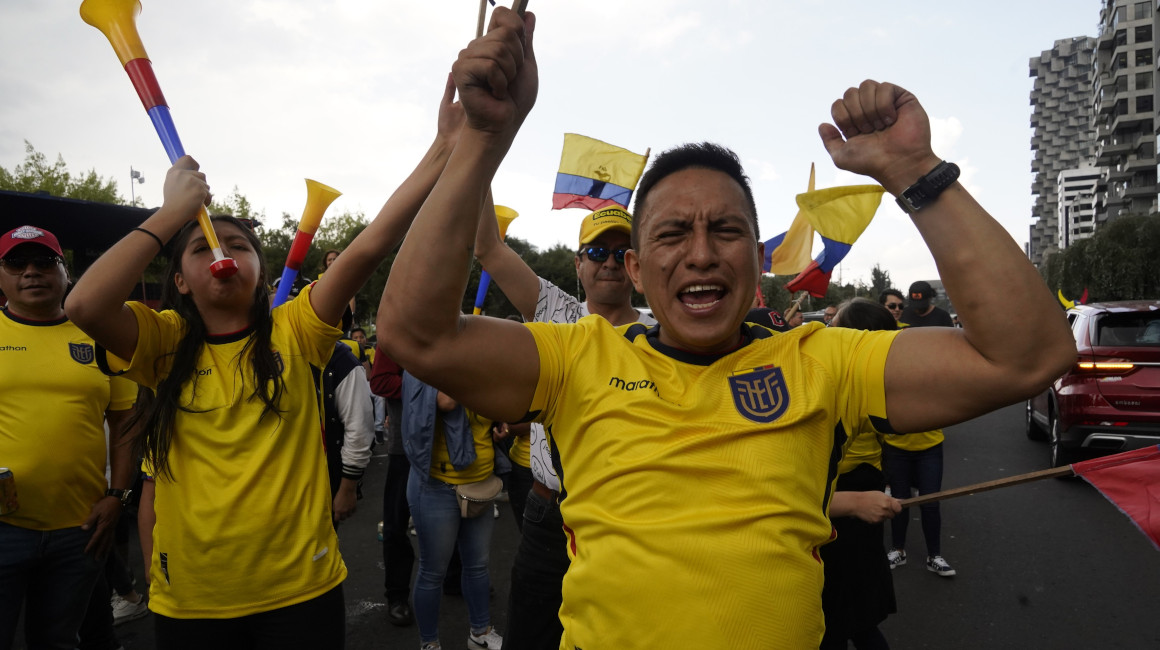 Hinchas de Ecuador se concentran en la Avenida de los Shirys para festejar el triunfo de la Tri ante Qatar.