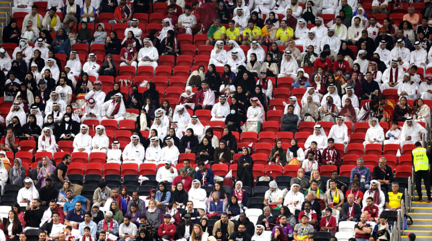 Aficionados de la selección de Qatar ven el partido inaugural del Mundial, el 20 de noviembre de 2022.