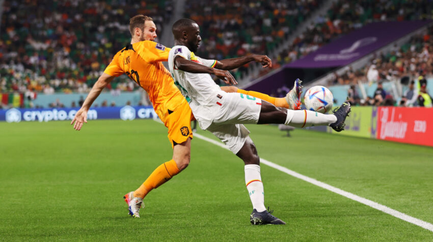 El senegalés Boulaye Dia pelea por el balón ante el neerlandés Daley Blind en el partido del Grupo A del Mundial de Qatar, el 21 de noviembre de 2022.