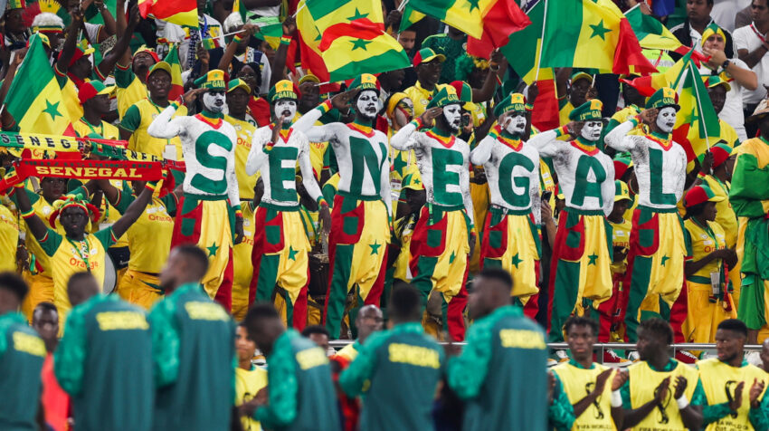 Hinchas de Senegal alientan a su selección en el partido ante Países Bajos en el Mundial de Qatar, el 21 de noviembre de 2022.
