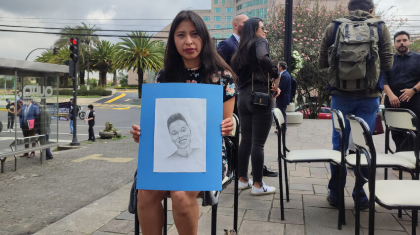 Paola Simbaña muestra un retrato de su hermano, Juan Carlos, el 22 de noviembre de 2022 en Quito.