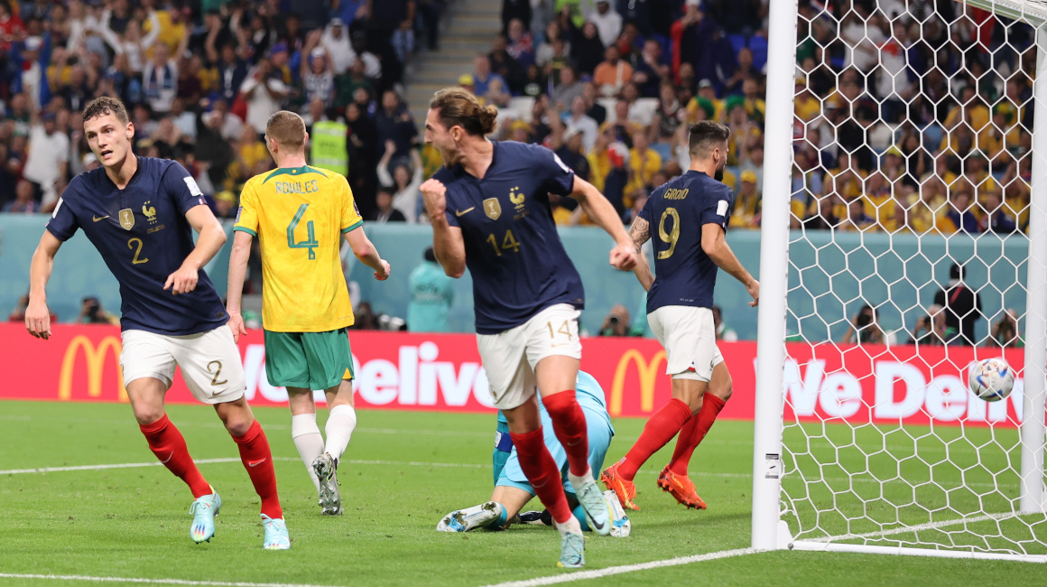 Adrien Rabiot de Francia celebra con sus compañeros tras marcar el 1-1 del empate ante Australia, el 22 de noviembre de 2022.