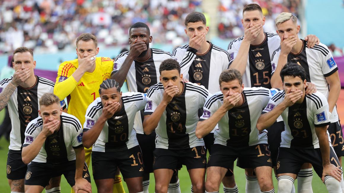 Los jugadores de la selección alemana se tapan la boca antes de su partido ante Japón, el 23 de noviembre de 2022.