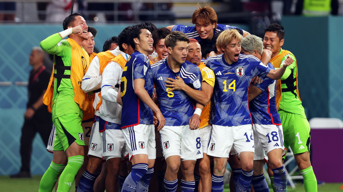 Ritsu Doan de Japón celebra con sus compañeros de equipo después de anotarle a Alemania por el Grupo E del Mundial, el 23 de noviembre de 2022.
