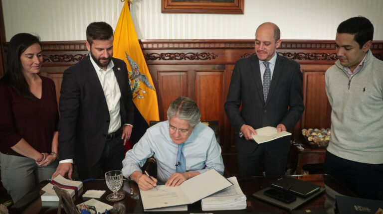 El presidente Guillermo Lasso firma el proyecto de ley para la Transformación Digital, el 23 de noviembre de 2022.