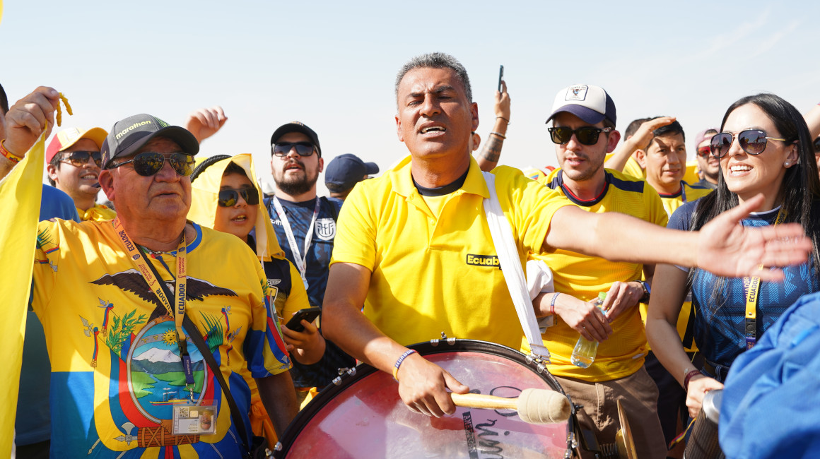 Los aficionados ecuatorianos realizan un segundo banderazo en La Corniche, Doha, el 24 de noviembre de 2022.